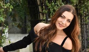 Ünlü oyuncu Burcu Kara, beyin ameliyatı oldu